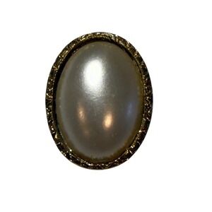 Vintage Gold Tone Oval Faux Pearl Brooch Pin Women's Fashion Accessory